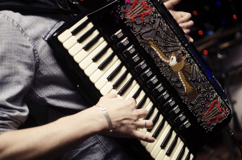 Tuur Florizoone over Brussel, de Zinneke Parade en accordeon op een eenwieler