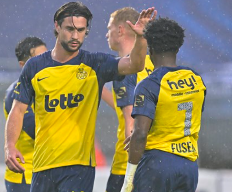 Union houdt feestje thuis: 3-0 tegen KV Mechelen en tweede plek stevig in handen