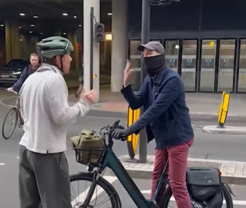 🎥'Doctor Strange' gaat over de rooie en gaat confrontatie aan met fietser