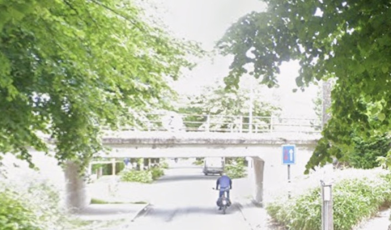 Bestelwagen vast onder brug in Wondelgem ondanks verkeersborden