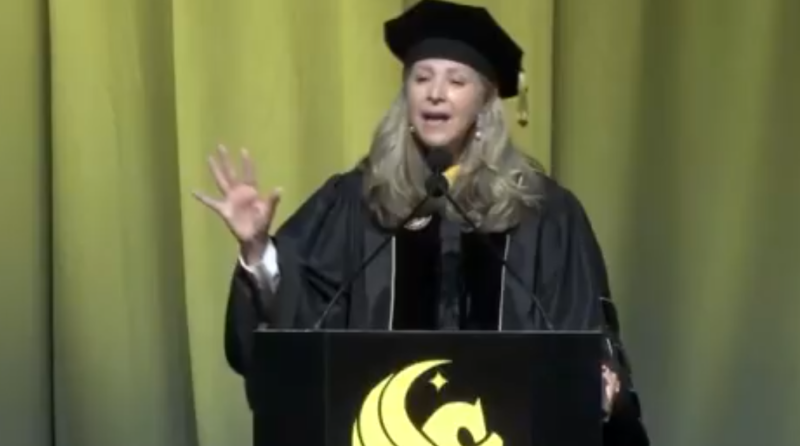 🎥 Studenten beginnen massaal te boeën wanneer AI-executive “de toekomst” promoot