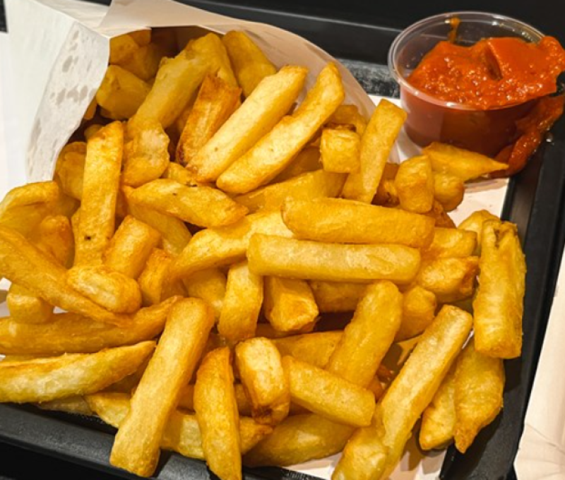 Straf: trucker parkeert vrachtwagen op kruispunt voor frieten