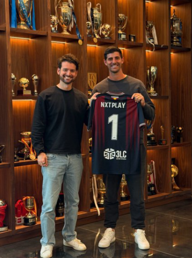 📸 Thibaut Courtois stelt nieuwste speeltje voor: "Club met rijke geschiedenis"