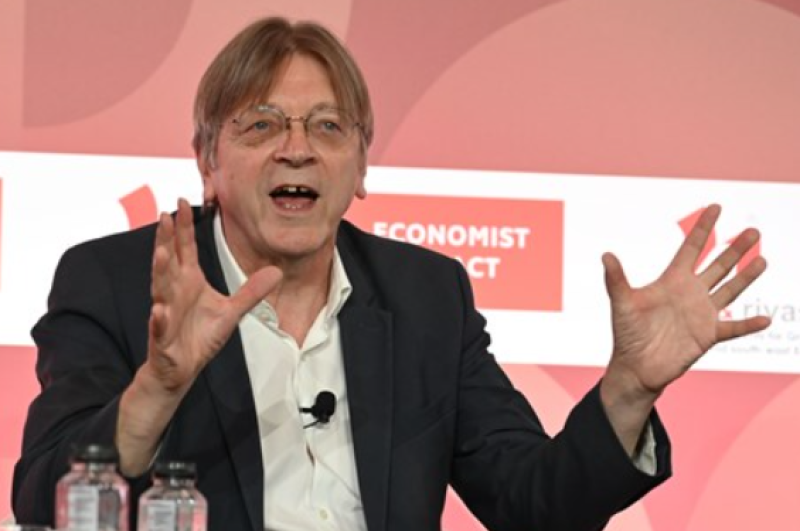 Geen straf voor Guy Verhofstadt na negeren rood licht