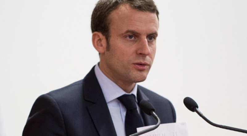 Macron was geen president meer. Hij was een personage geworden