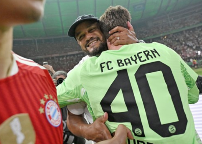 🎥 Bayern-fans gaan compleet uit hun dak voor Vincent Kompany na historische avond in Berlijn