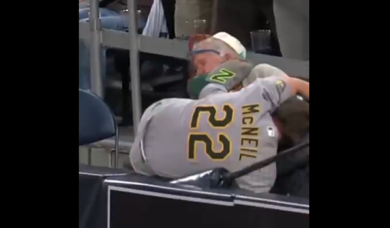 🎥 Baseballfan krijgt bal én schoen in zijn gezicht