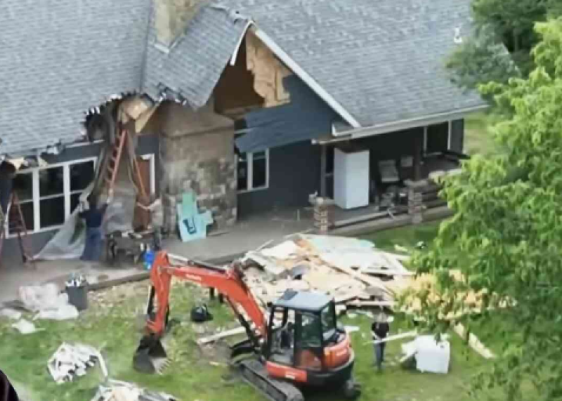 🎥 Man sloopt eigen huis met graafmachine na ruzie met vrouw