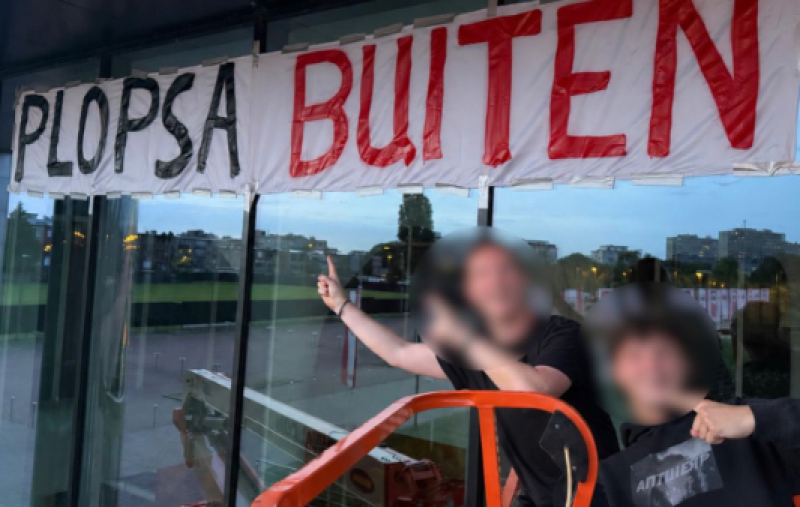 Spandoek zet Bosuil in lichterlaaie: Antwerp-fans eisen vertrek van 'Plopsa'