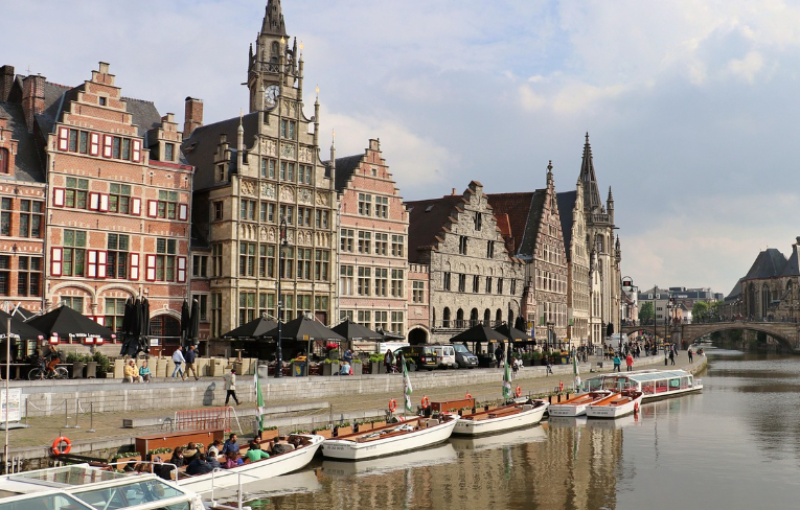 Jongeren springen van Gentse brug voor verkoeling