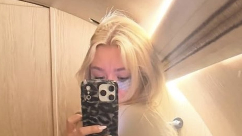 Katie Sigmond stapt vliegtuig op... en laat meteen haar meest besproken troef zien