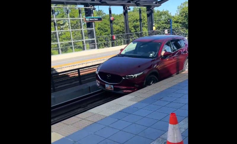 🎥 Bestuurster rijdt honderden meters over spoorlijn