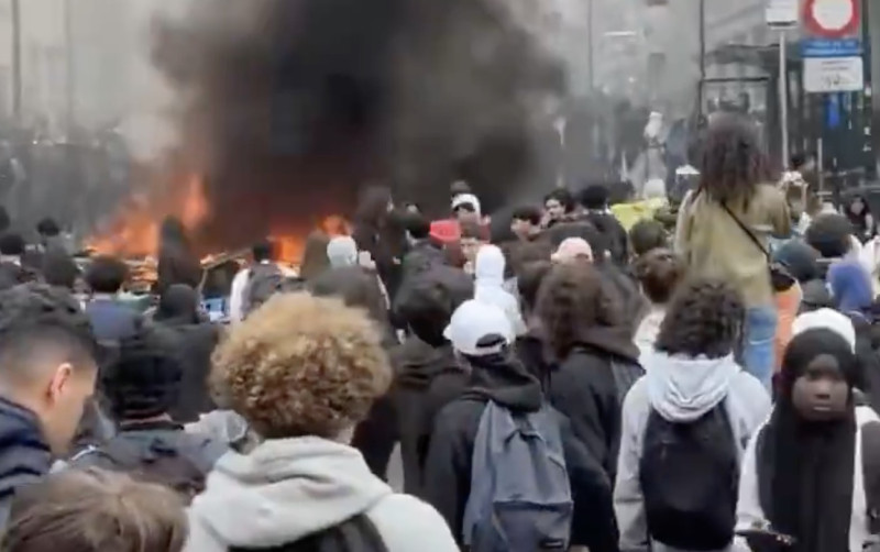 Brussel: na rellen kijkt men naar sigaar van agent, misschien eerst eens kijken naar wie Brussel weer kort en klein sloeg?
