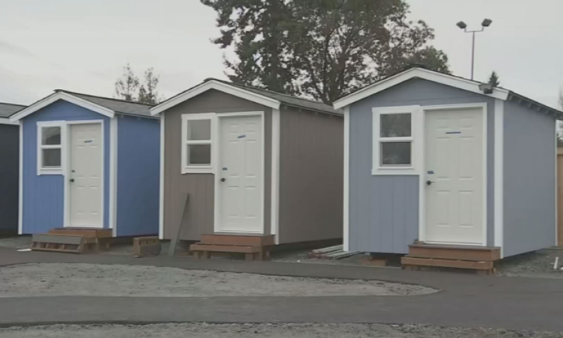 🎥 Seattle verstopt daklozen voor WK voetbal in zeer kleine huisjes