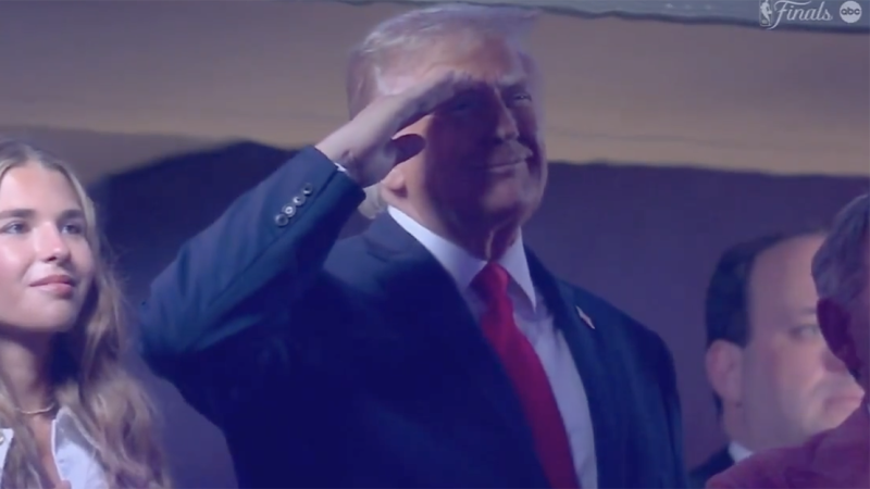🎥  Trump uitgejouwd in zijn eigen stadion