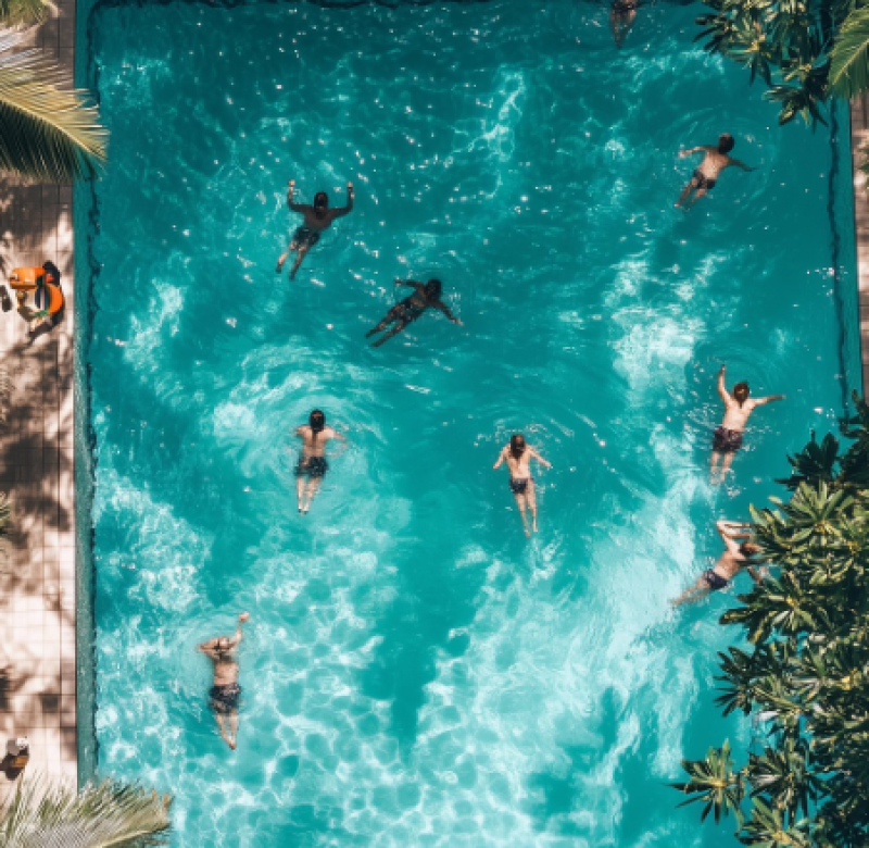 Brugse tieners vieren zomervakantie met poolparty
