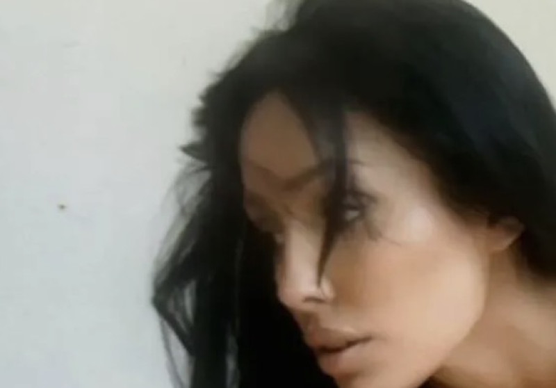 Bianca Censori wenst Kanye een gelukkige verjaardag... op haar knieën
