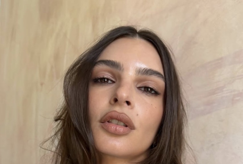 📸 Emily Ratajkowski choqueert topless met plastieken baby