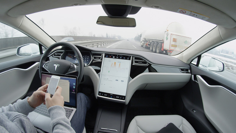 Tesla verkoopt zelfrijdende droom met “opgeblazen cijfers”: wetenschap ruikt marketingtruc