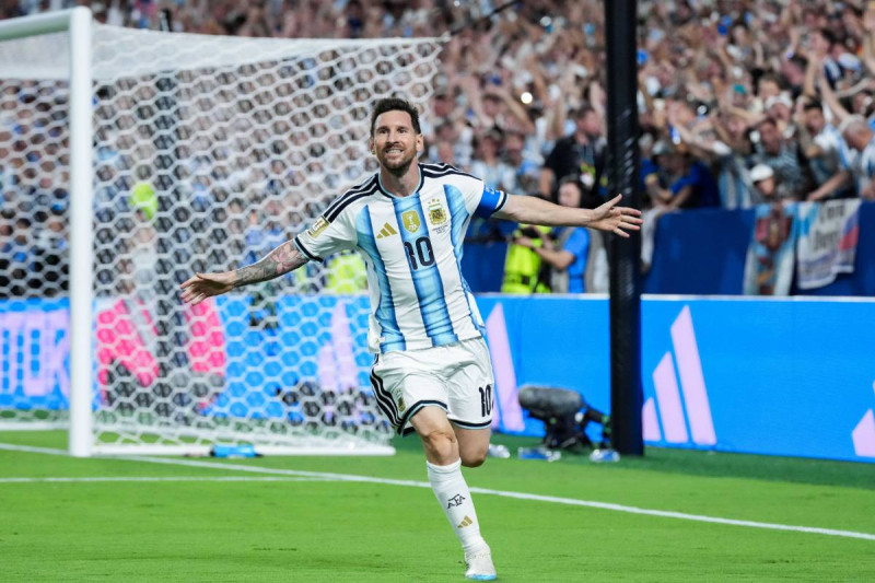 Sensationele Messi zet WK in lichterlaaie: hattrick, record en opvallende tranen