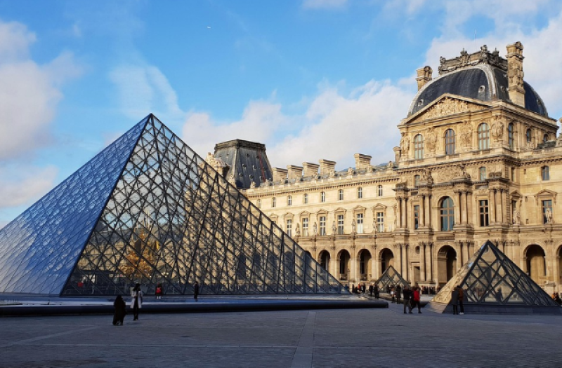 Louvre plant renovatie van 1 miljard euro