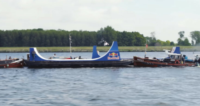 🎥 BMX'er springt achterwaarts van boot naar boot