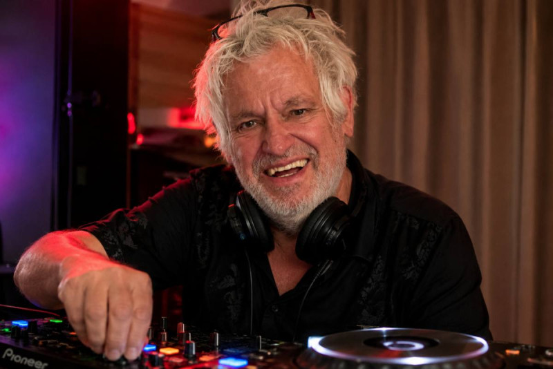 Overdag grootvader, 's avonds feestbeest: Pascal Braeckman maakt verrassende comeback achter de draaitafels