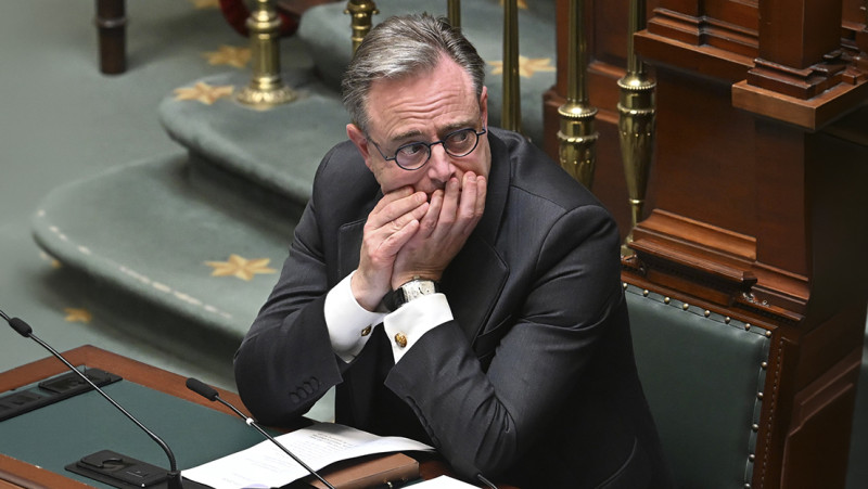 Arizona kibbelt acht uur om een datum af te spreken, terwijl de begrotingsbom al tikt