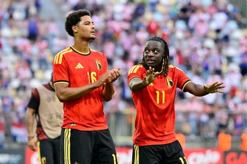 📸 Plots zat Jérémy Doku op een vliegtuig naar Londen: "Zonder jou was het niet gelukt"