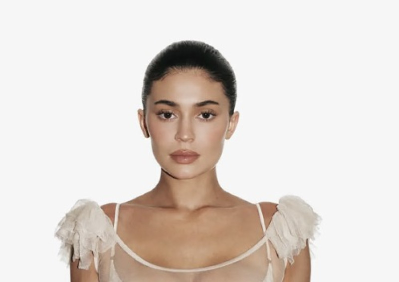 Kylie Jenner trekt doorzichtige jurk aan voor nieuwe campagne