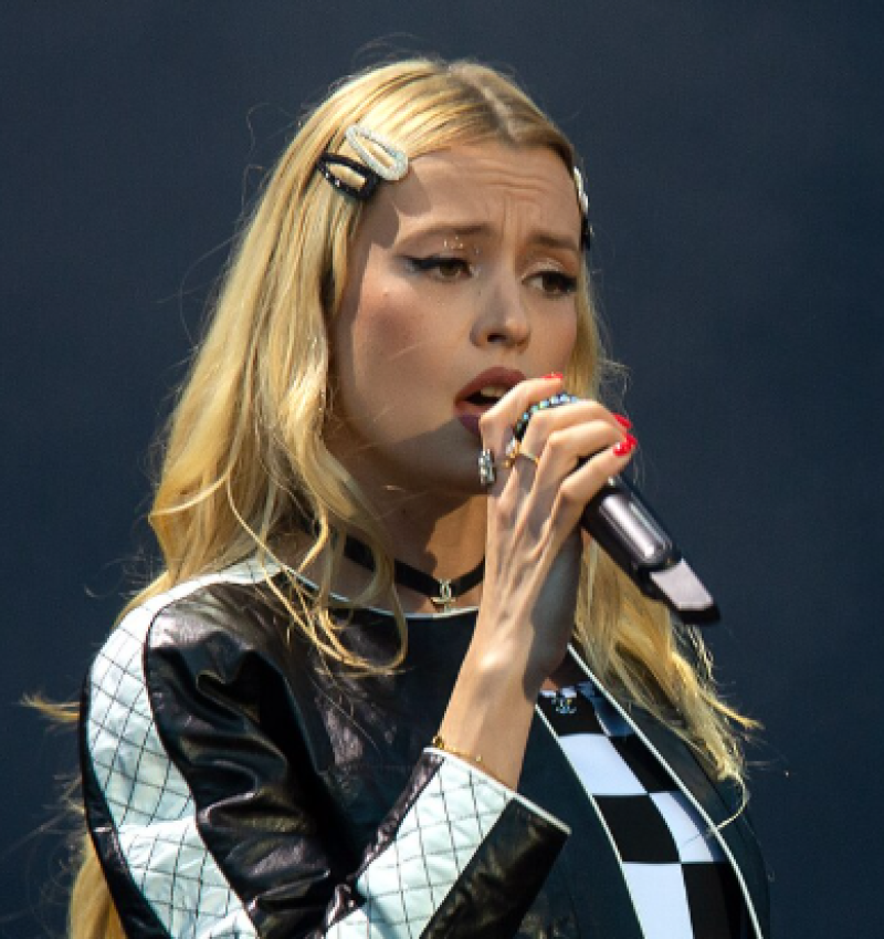 Exclusief: zangeres Angèle boekte ruim miljoen euro winst in 2025!