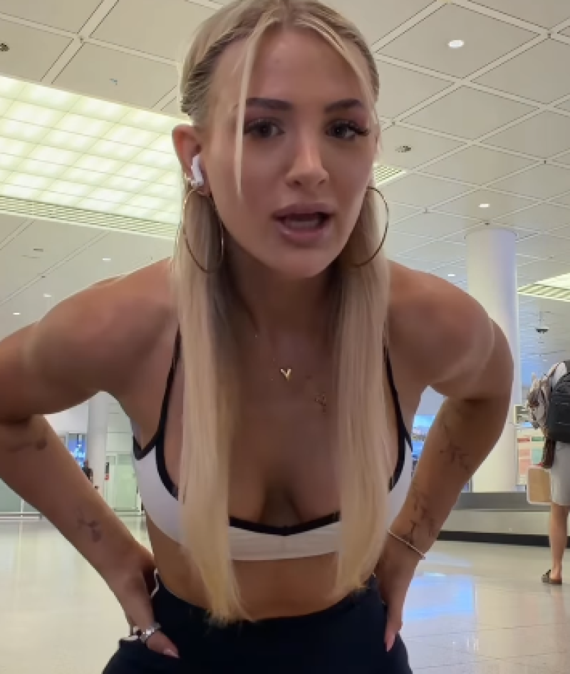 🎥 Lufthansa weigert influencer toegang tot vlucht om "te onthullende" outfit