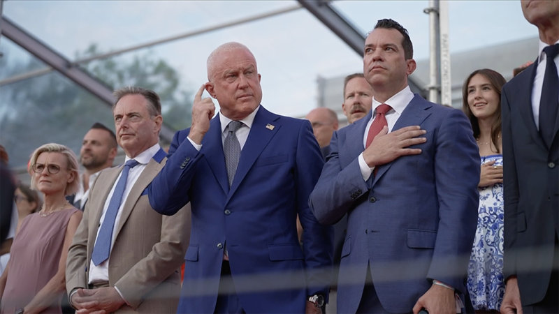 🎥 Land of the Free? Niet als je een lastige vraag stelt: Amerikaanse ambassadeur laat journalisten verwijderen uit feestje in Brussel