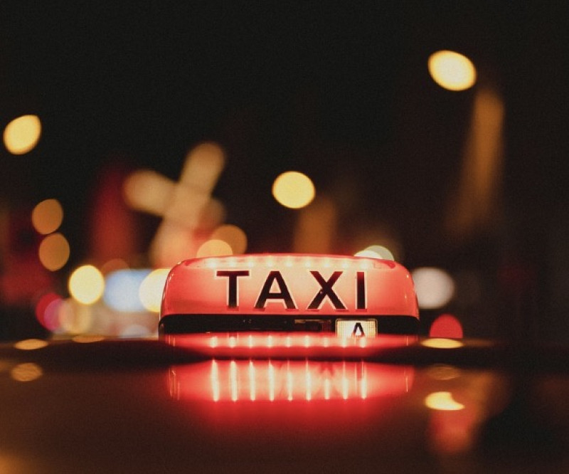 Drie gewonden na botsing tussen taxi en personenwagen in Leuven