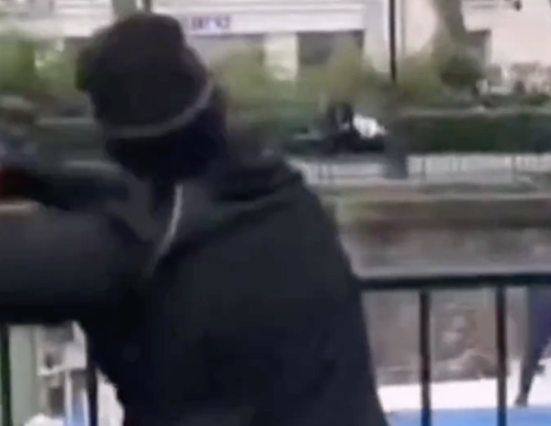 Vrolijke Hamza doet er nog een schepje bovenop: nu gooit hij ook steps naar toeristen