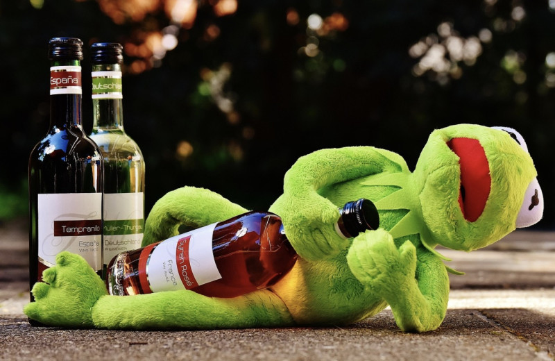 10 hardnekkige mythes over alcohol waar verrassend veel mensen nog altijd in geloven