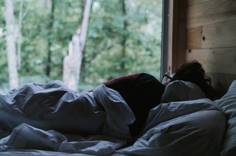 Waarom je op vakantie vaak slaapt als een roos... of net de hele nacht ligt te woelen