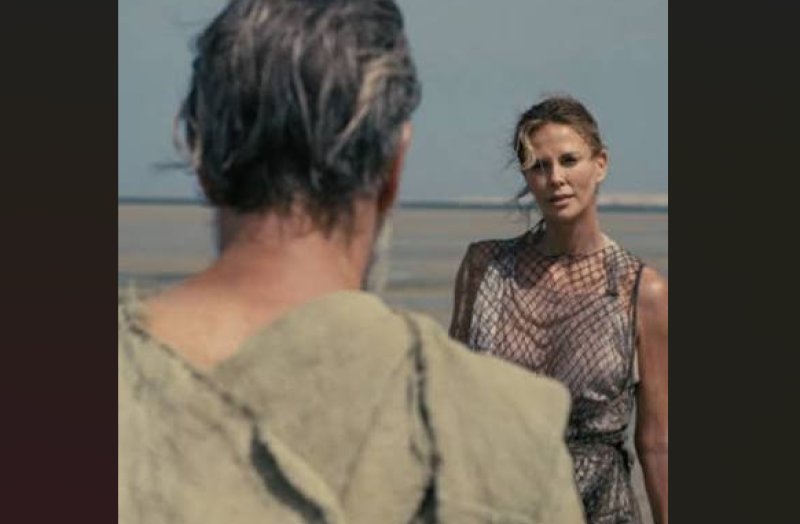 📸  Charlize Theron poseert topless vlak voor première van The Odyssey