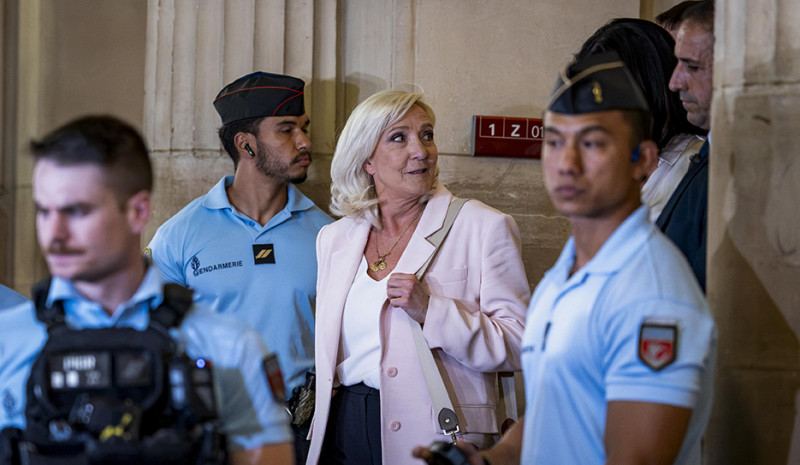 Marine Le Pen blijft in de running voor 2027, maar zal campagne moeten voeren met een enkelband