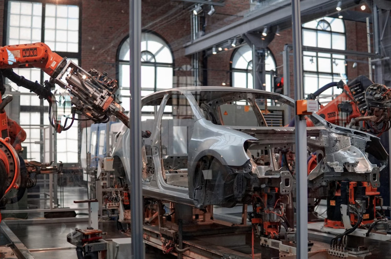 Europa duwt eerst eigen auto-industrie richting afgrond... en wil die nu redden