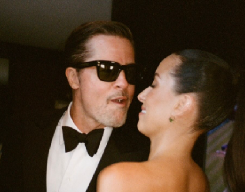 📸 Eat this, Angelina: Brad Pitt pakt uit met zijn 'nieuwste' liefde