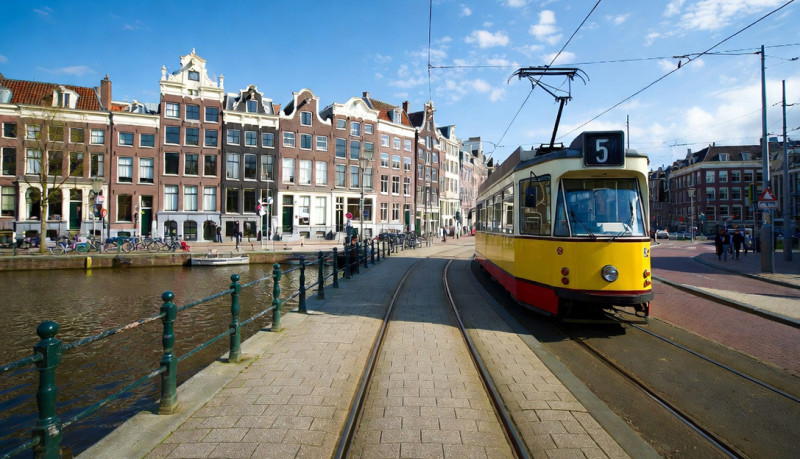 Nederland maakt openbaar vervoer gratis voor kinderen, maar...