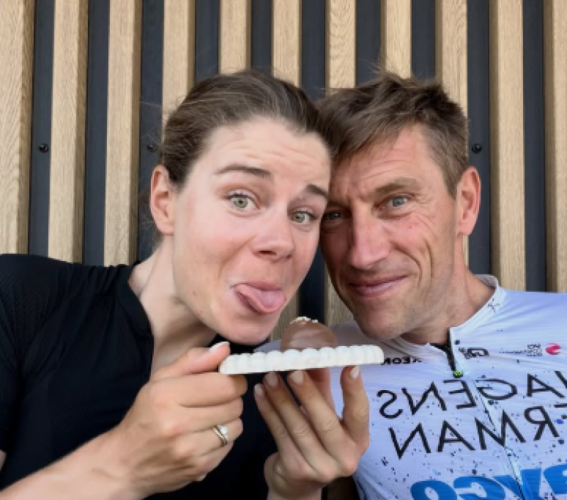 📸 Zon, zee en 40 graden: Lotte Kopecky kiest voor opvallende voorbereiding richting de Tour