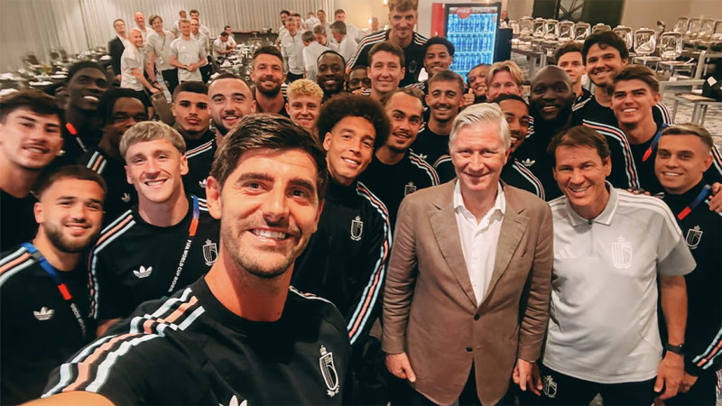 Koning Filip op bezoek bij de Rode Duivels