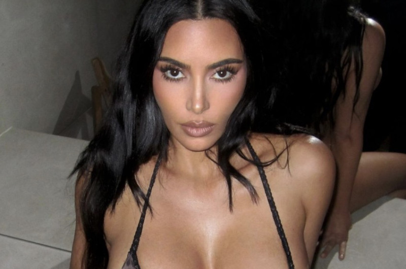 Kim Kardashian laat weinig aan de verbeelding over met piepkleine bikini