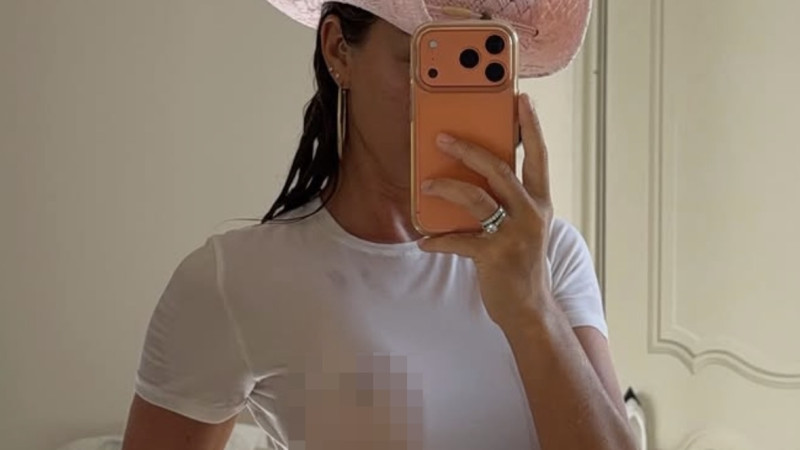 📸 Mathilde is de koningin van de 'Wet T-shirt'