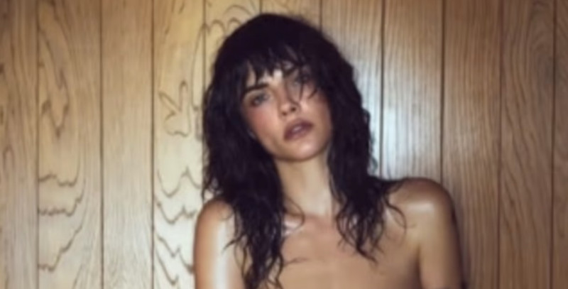 Kijk nu, Cara Delevingne in d'r. blootje