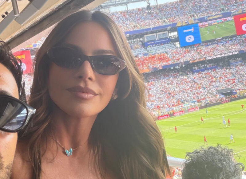 📸 Sofia Vergara met zeer diepe decolleté steelt de show tijdens verhitte WK-finale