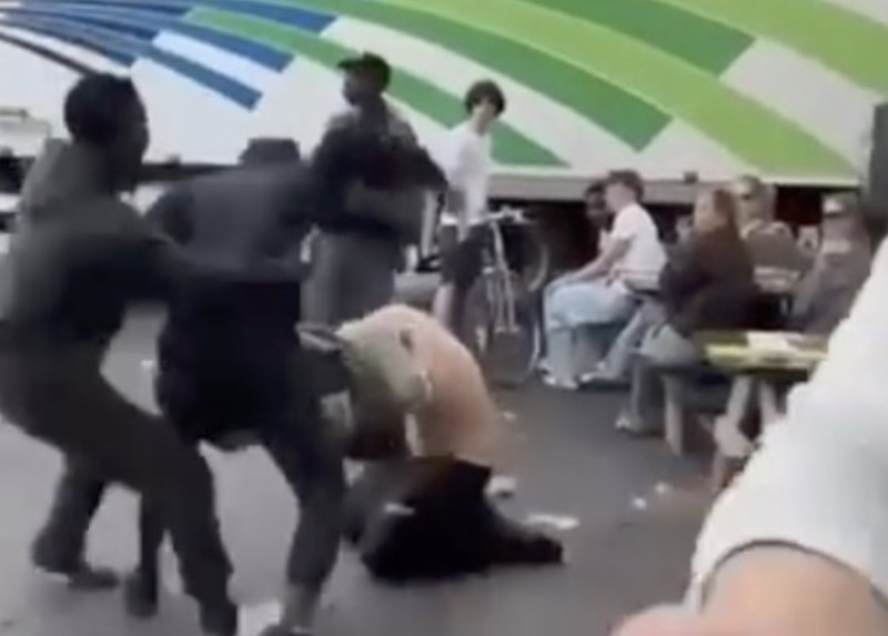 Gentse Feesten: alle witten mannen naar achter, zodat ze kunnen afgeklopt worden door niet-witte mannen