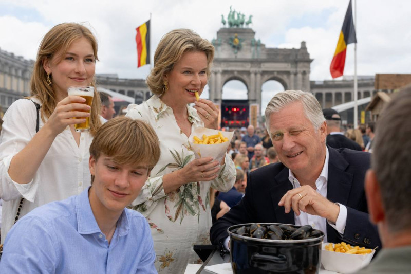 📸 Nog nooit was het koningshuis zo openlijk: Elisabeth pakt een pint, Mathilde aan de friet en Filip met een 'staatsgeheim'